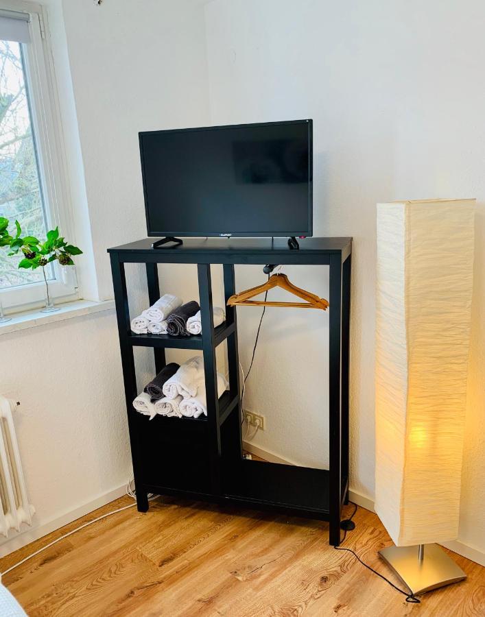 Direkte Uninähe: Ferienwohnung mit großem Doppelbett, Küchenzeile und neu renoviertem Badezimmer Homburg  Exterior foto