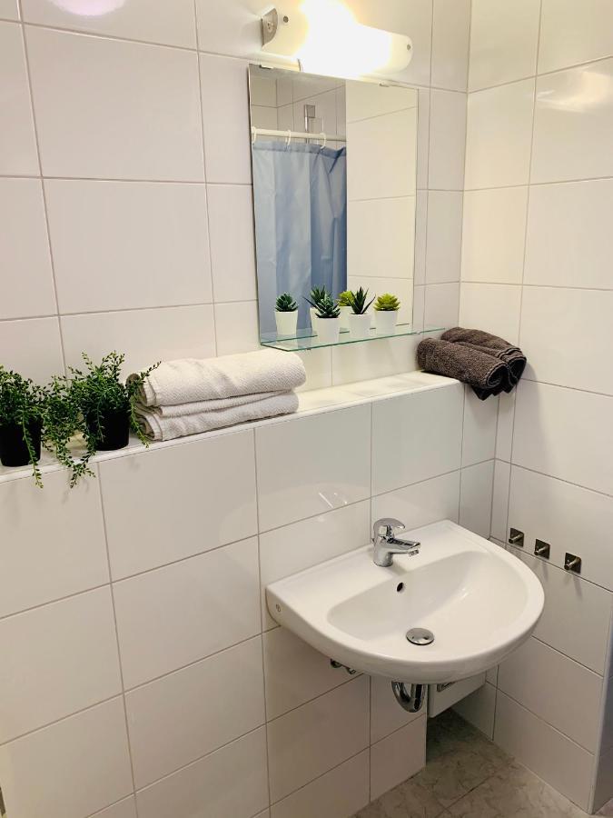 Direkte Uninähe: Ferienwohnung mit großem Doppelbett, Küchenzeile und neu renoviertem Badezimmer Homburg  Exterior foto