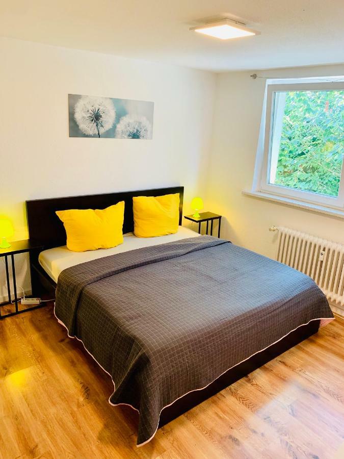 Direkte Uninähe: Ferienwohnung mit großem Doppelbett, Küchenzeile und neu renoviertem Badezimmer Homburg  Exterior foto